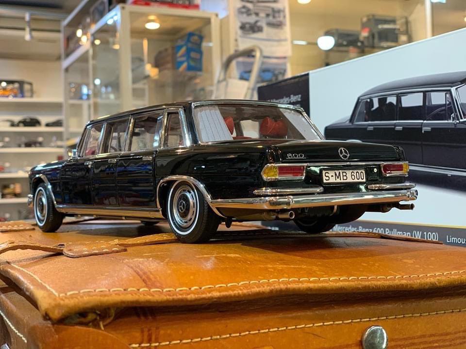 littlelegard's tweet photo. クラス最高峰のCMCメルセデスベンツプルマン600。1230個のパーツ構成。格式高い逸品。世のコレクターのおじさま、集大成にいかがですか（笑）税込115500円。
お店に展示してます。我慢出来ないって方、カタログ用意しました。こちらも税込2200円ですが、ちょっと幸せな気分になります♪

#cmcmodels https://t.co/OvYvaW3SWB