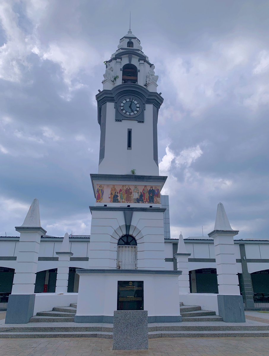  Ipoh Town HallPembinaan bermula pada tahun 1914 dan siap pada 1916.  Birch Memorial Clock Tower Menara ini telah dibina untuk memperingati James WW Birch yang telah dibunuh oleh pahlawan Tanah Melayu, Datuk Maharaja Lela pada tahun 1875.