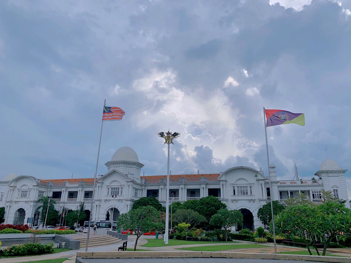  Ipoh Railway Station  Bangunan yang turut diberi gelaran Taj Mahal Ipoh ini telah direka bentuk oleh seorang arkitek British bernama AB Hubback yang juga merupakan arkitek bagi Stesen Keretapi Kuala Lumpur.