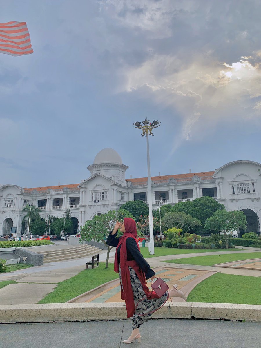  Ipoh Railway Station  Bangunan yang turut diberi gelaran Taj Mahal Ipoh ini telah direka bentuk oleh seorang arkitek British bernama AB Hubback yang juga merupakan arkitek bagi Stesen Keretapi Kuala Lumpur.