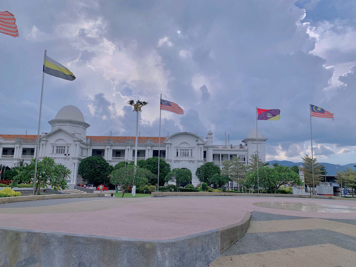  Ipoh Railway Station  Bangunan yang turut diberi gelaran Taj Mahal Ipoh ini telah direka bentuk oleh seorang arkitek British bernama AB Hubback yang juga merupakan arkitek bagi Stesen Keretapi Kuala Lumpur.