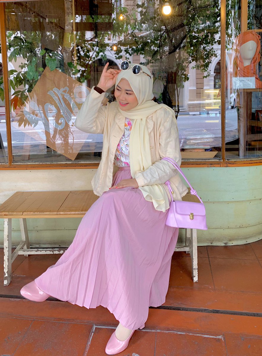 Nellis Cafe Nasi ulam dekat cafe ni sedap Boleh kata semua makanan dekat sini sedap.  Cucur dan Churros dia sedap. RECOMMENDED