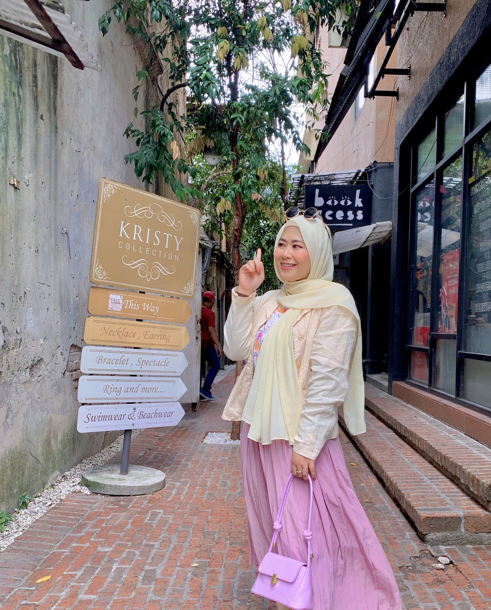  Book XcessKedai buku yang terletak di Kong Heng Square ini telah menggantikan fungsi salah sebuah bank yang pernah sibuk dengan urusan perbankan pada sekitar tahun 1980-an.