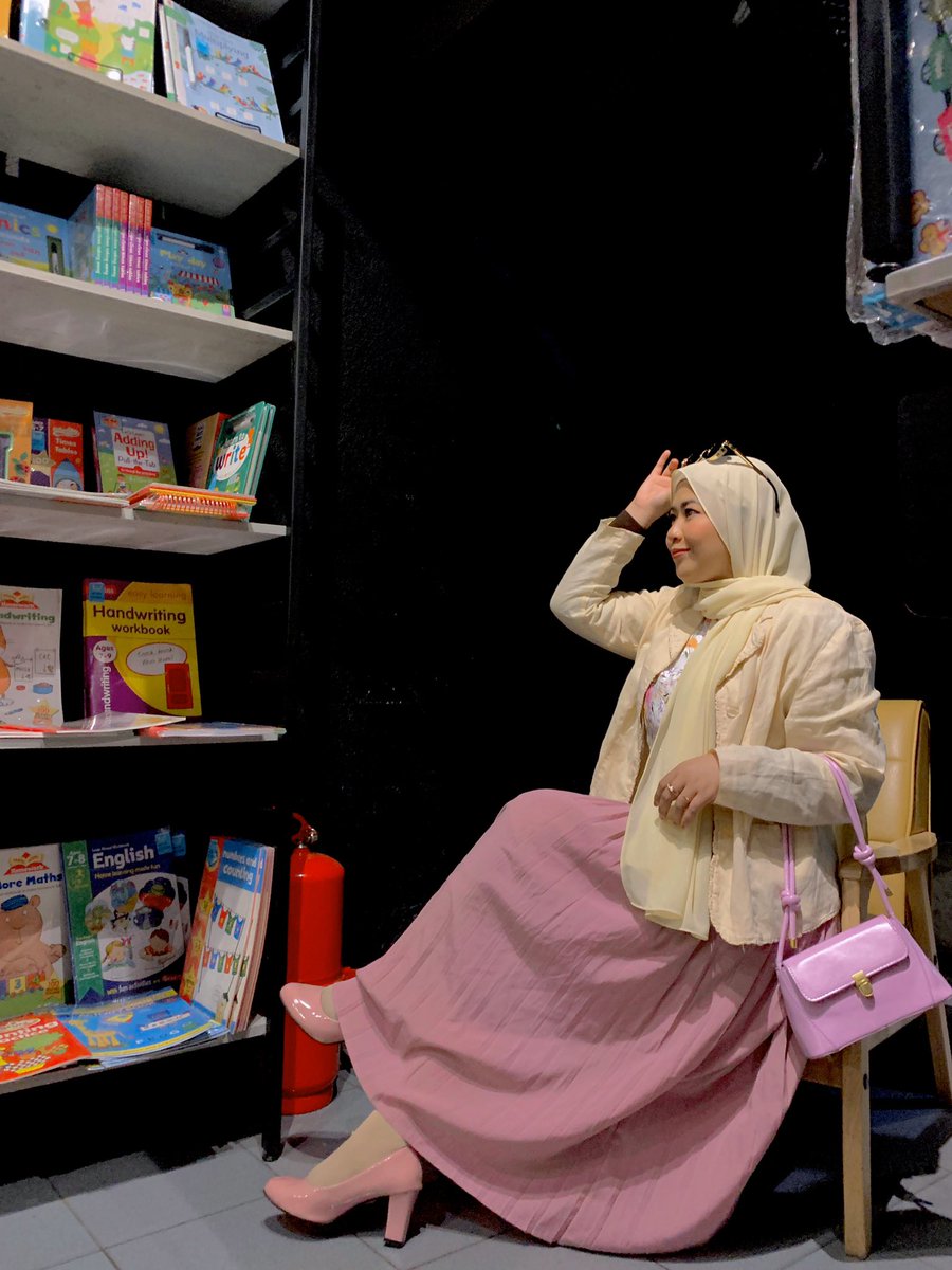  Book XcessKedai buku yang terletak di Kong Heng Square ini telah menggantikan fungsi salah sebuah bank yang pernah sibuk dengan urusan perbankan pada sekitar tahun 1980-an.