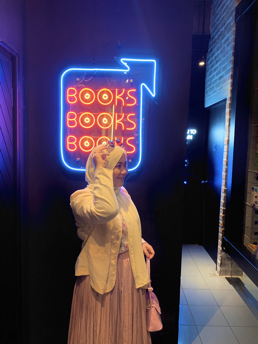  Book XcessKedai buku yang terletak di Kong Heng Square ini telah menggantikan fungsi salah sebuah bank yang pernah sibuk dengan urusan perbankan pada sekitar tahun 1980-an.