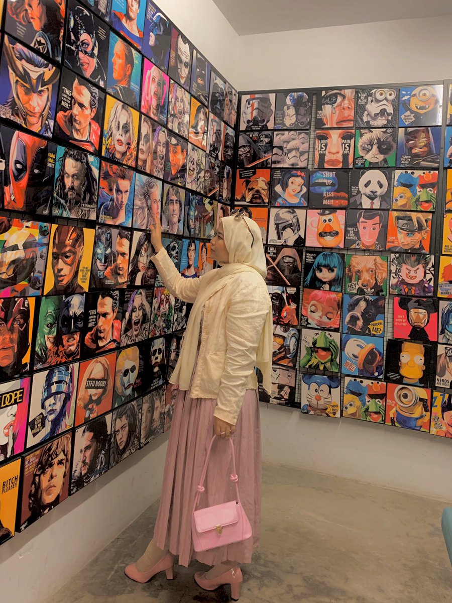  Book XcessKedai buku yang terletak di Kong Heng Square ini telah menggantikan fungsi salah sebuah bank yang pernah sibuk dengan urusan perbankan pada sekitar tahun 1980-an.