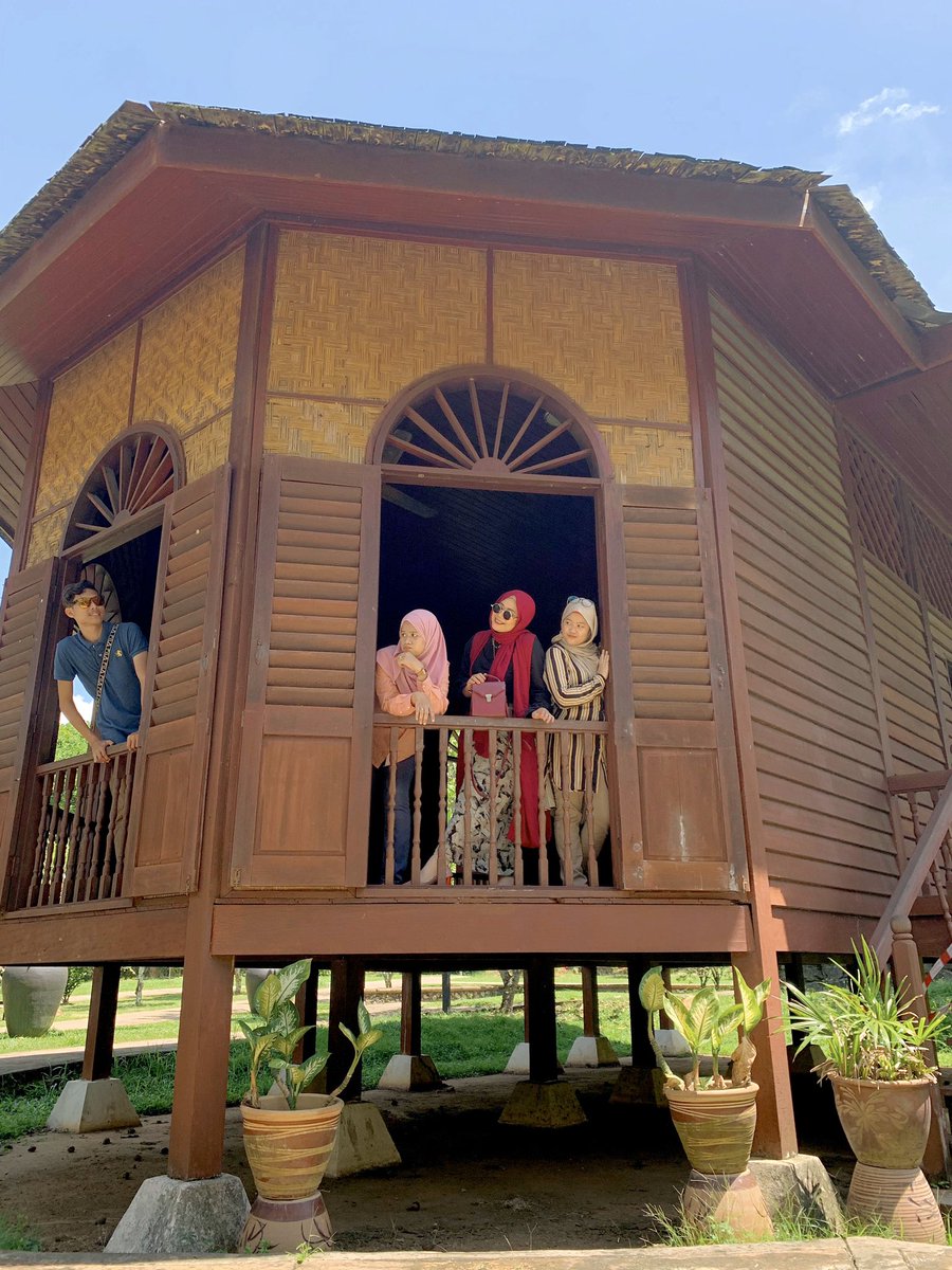  Terdapat banyak pohon yang redup untuk kita berkelah bersama keluarga Rumah Tradisional yang cantik