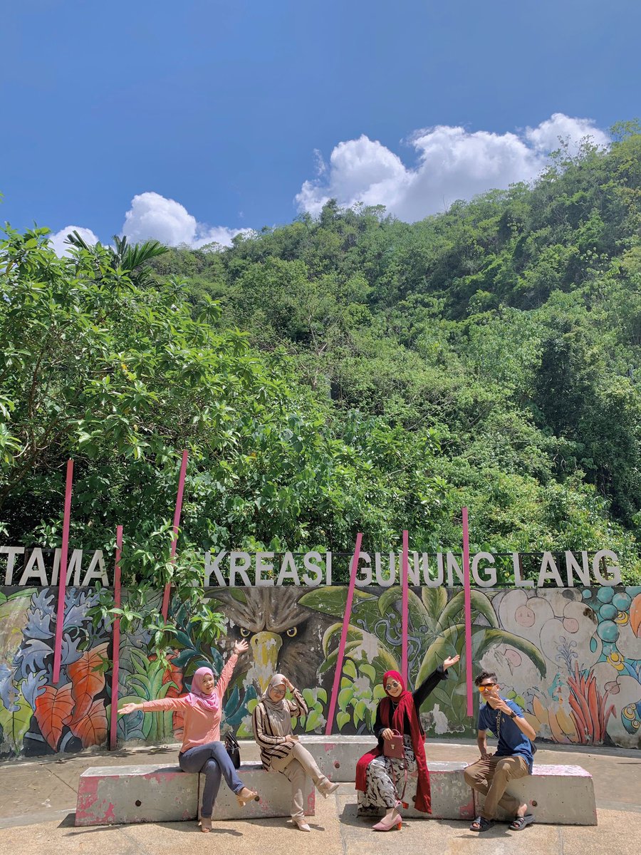  Terdapat banyak pohon yang redup untuk kita berkelah bersama keluarga Rumah Tradisional yang cantik
