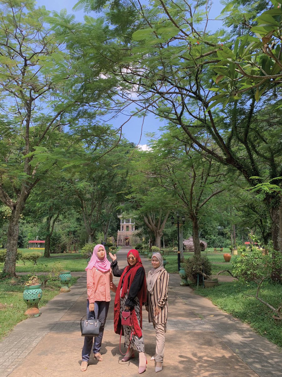  Terdapat banyak pohon yang redup untuk kita berkelah bersama keluarga Rumah Tradisional yang cantik