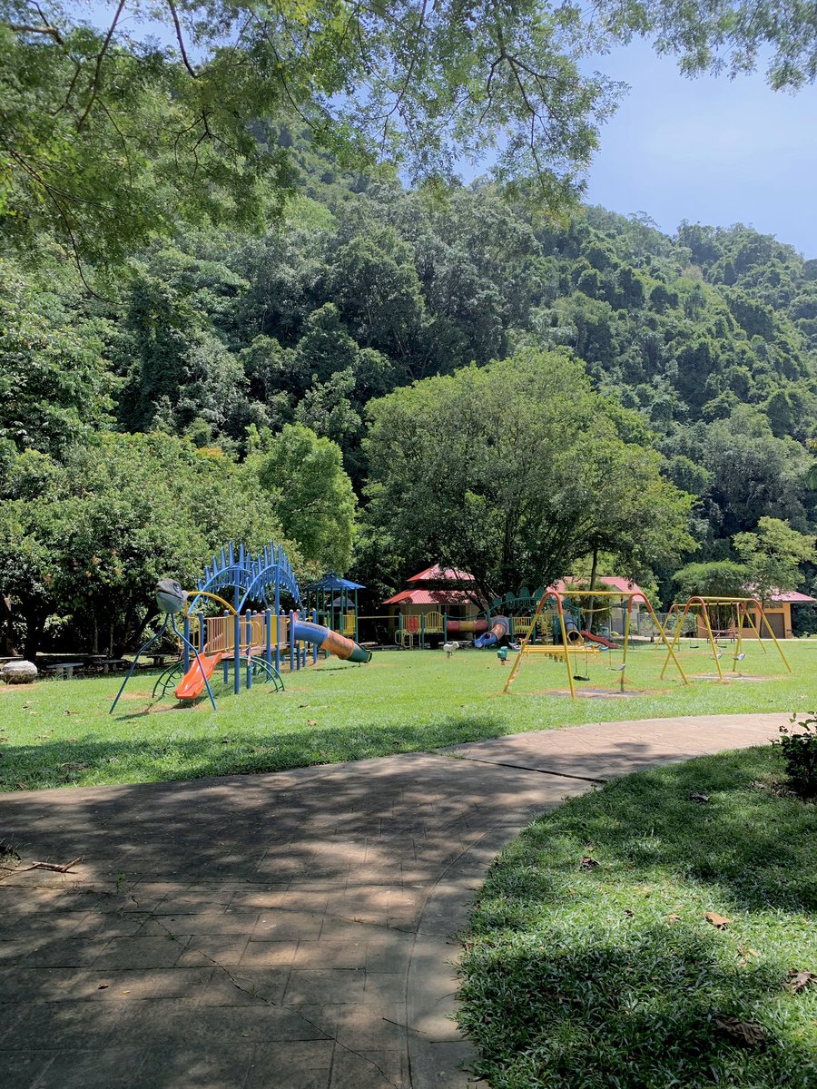  Ada juga mini zoo disini