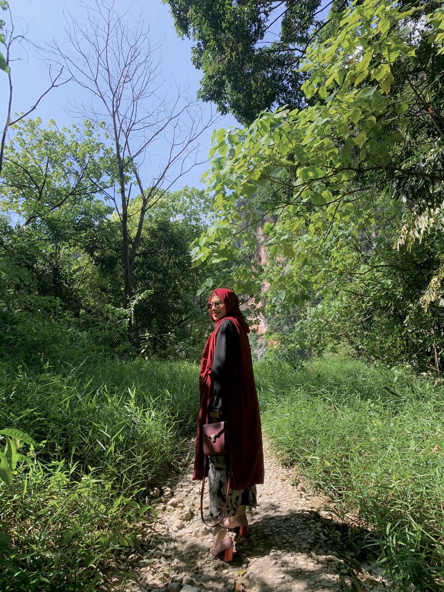  Tasik cermin Jalan yang agak mencabar dengan batu-batu dan mendaki bukit kecil serta perjalanan dari parking kereta agak jauh Pakai kasut yang besesuaian supaya tak sakit kaki dan kasut tak rosak. Kasut i rosak teruk sebab terpeleot banyak kali