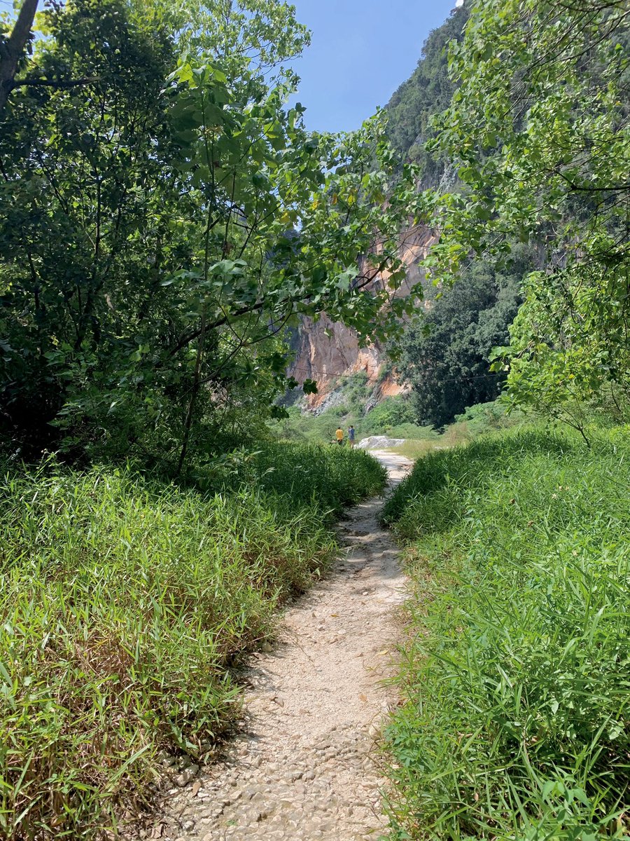 Tasik cermin Jalan yang agak mencabar dengan batu-batu dan mendaki bukit kecil serta perjalanan dari parking kereta agak jauh Pakai kasut yang besesuaian supaya tak sakit kaki dan kasut tak rosak. Kasut i rosak teruk sebab terpeleot banyak kali