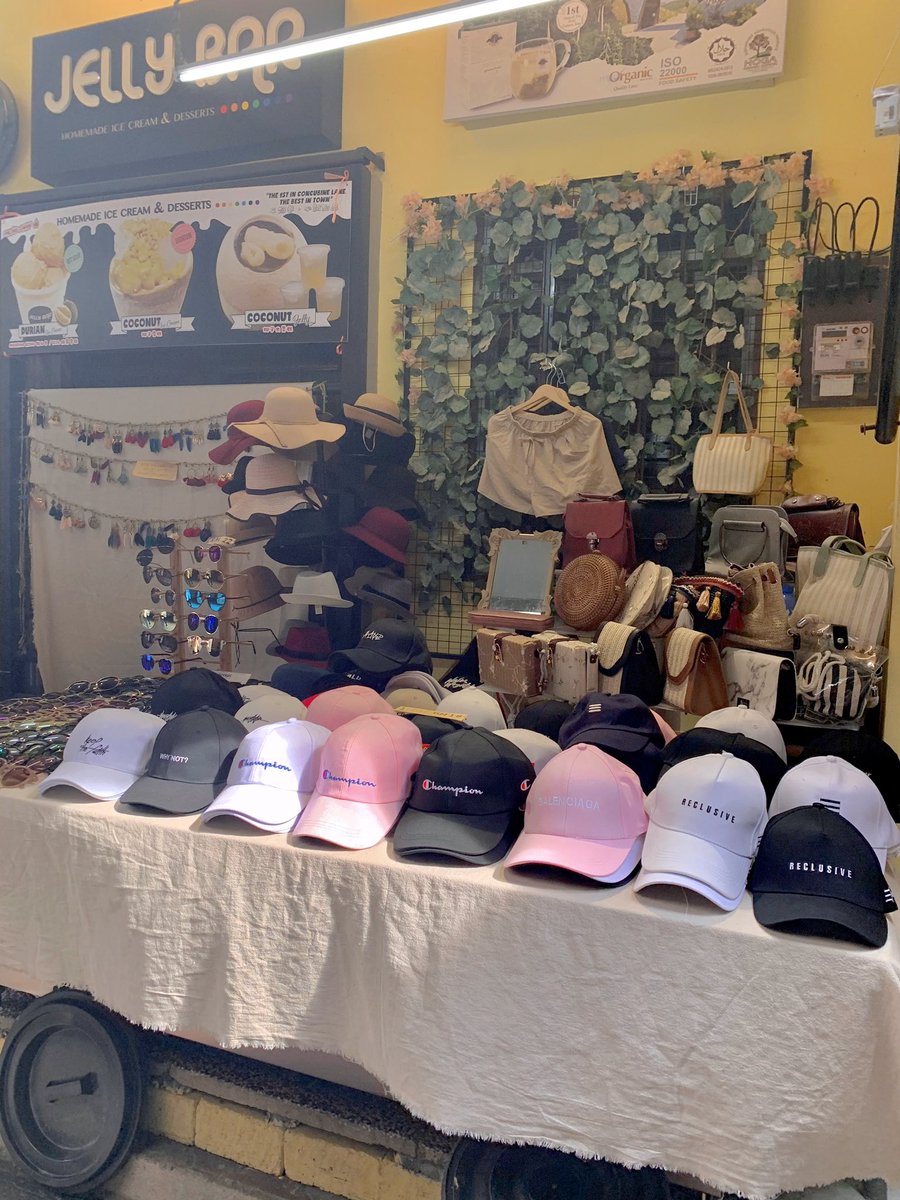 Concubine Lane Berdekatan dengan Plan B Disini menjual pelbagai barangan