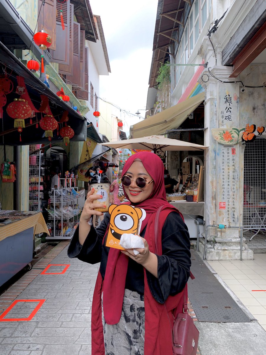   Roti pelangi.  Concubine Milk Tea sedap. Boleh beli dekat kedai yang sama dengn roti pelangi. RECOMMENDED