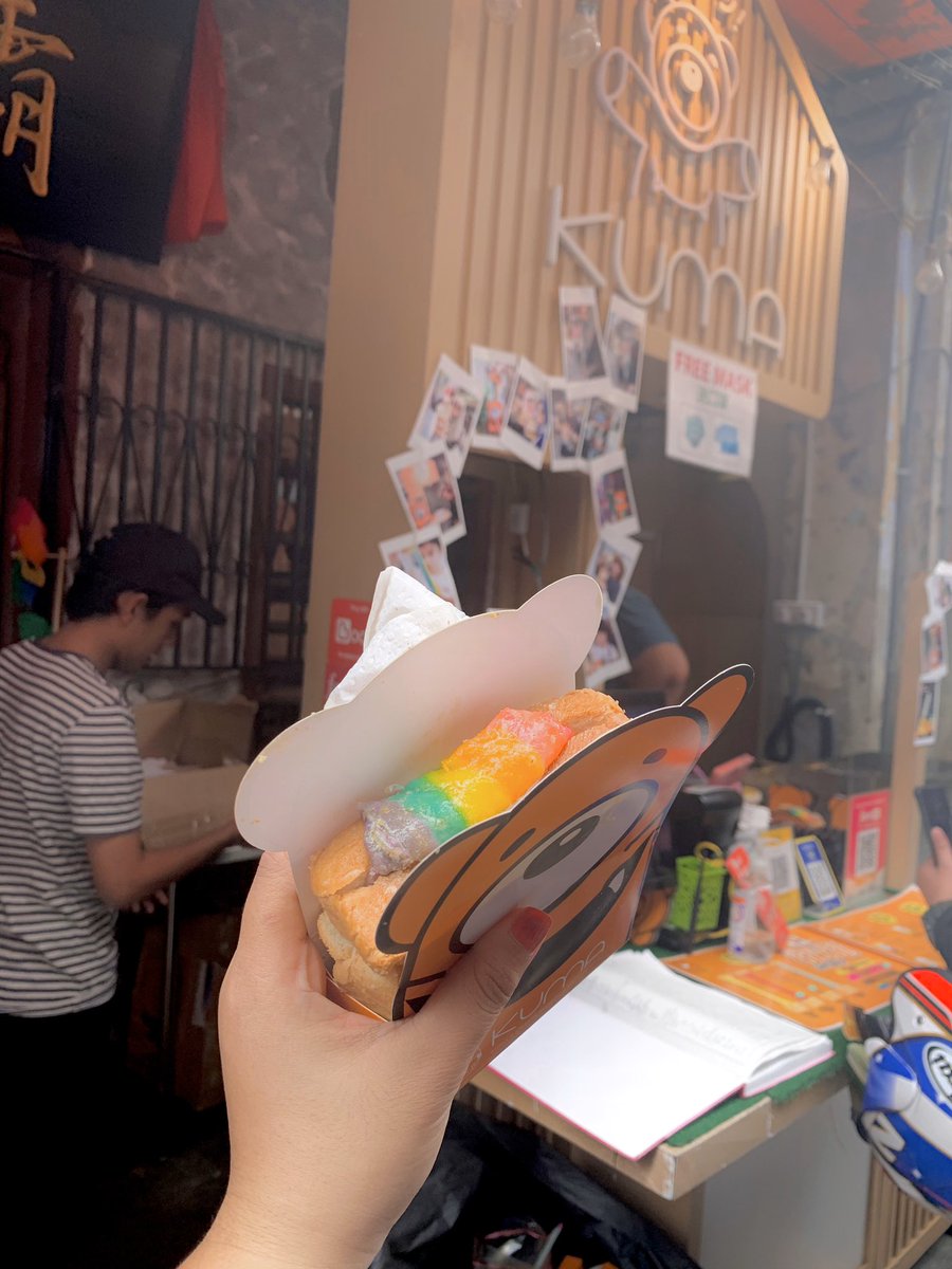   Roti pelangi.  Concubine Milk Tea sedap. Boleh beli dekat kedai yang sama dengn roti pelangi. RECOMMENDED