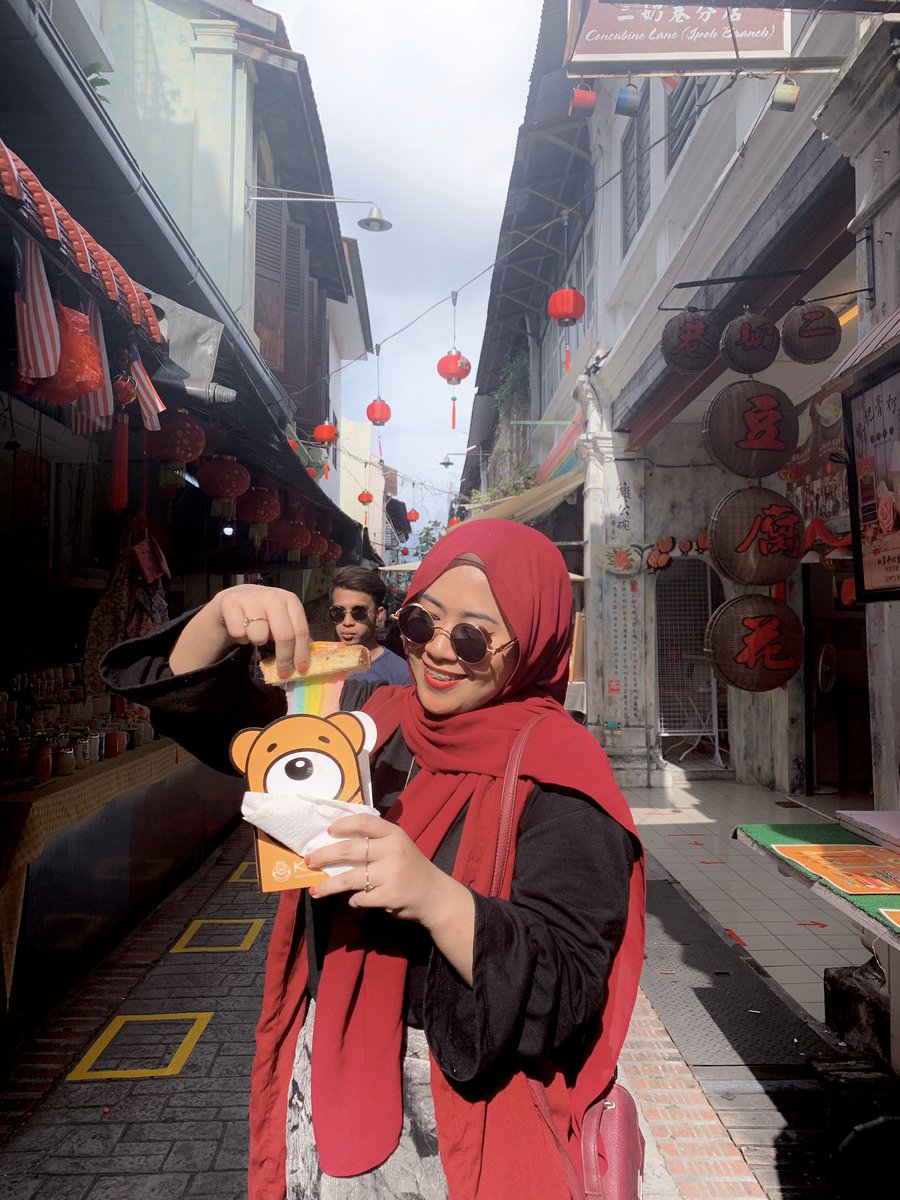   Roti pelangi.  Concubine Milk Tea sedap. Boleh beli dekat kedai yang sama dengn roti pelangi. RECOMMENDED