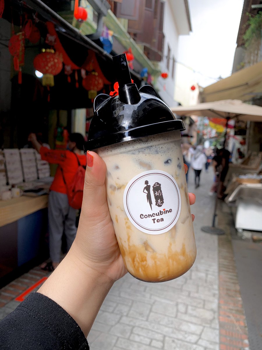   Roti pelangi.  Concubine Milk Tea sedap. Boleh beli dekat kedai yang sama dengn roti pelangi. RECOMMENDED