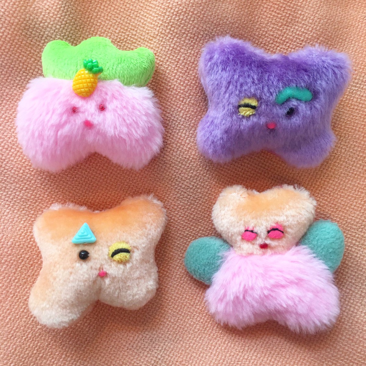 O Xrhsths 京都 雑貨屋 ｄｏｍａ Sto Twitter Gomi どうぶつブローチ マツオカサトコ Stk026 の手縫い ぬいぐるみ 左上から時計回りに フルーツ ぶどう味 もも クリーム味 Gomi マツオカサトコ ぬいぐるみ Brooch Character Sewing Artwork Doma Domakyoto