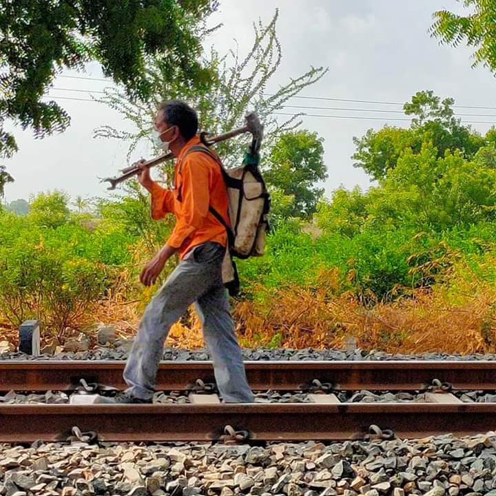 Ramratankhora's tweet photo. महामारी में अपनी जान की बाजी लगाकर देश की सेवा करने वाले सरकारी कर्मचारियों को NPS और घर में बैठ कर भाषण देने वाले नेताओं को OPS.
नहीं चलेगा नहीं चलेगा।
#RestoreOldPension
@sudhirchaudhary @awasthis @Aamitabh2 @ppbajpai @abhisar_sharma @PankajAdvani247 @thewire_in  @vijaykbandhu https://t.co/iWePGskptO