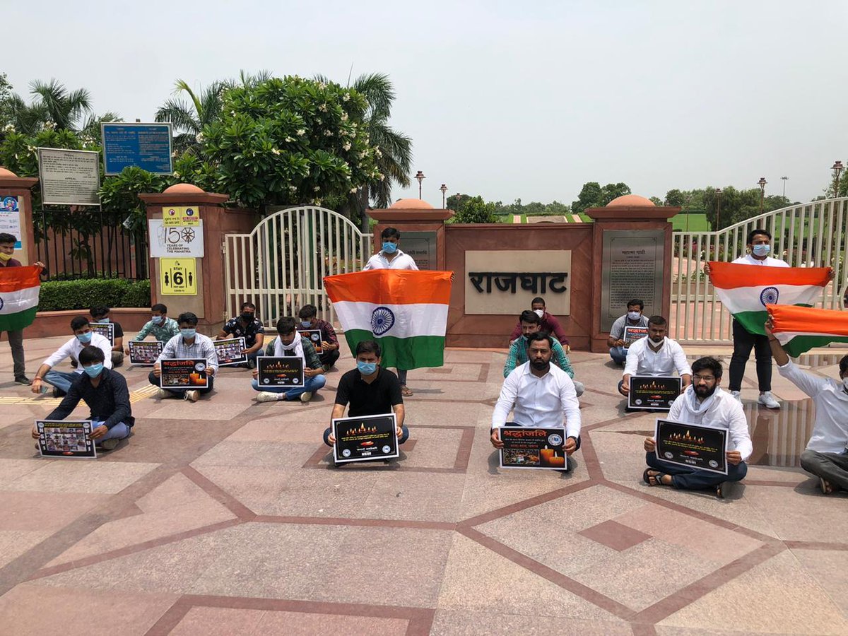 NSUIMP's tweet photo. भारत-चीन सीमा पर गलवान घाटी में हमारी मातृभूमि की रक्षा करते हुए शहीद हुए, 20 जाबांज वीर सैनिकों को @nsui राष्ट्रीय अध्यक्ष श्री @Neerajkundan व NSUI कार्यकर्ताओ ने राजघाट पर मौन रखकर श्रद्धाजंलि अर्पित की।

#SpeakUpForOurJawans https://t.co/Gg3yVnQnoC