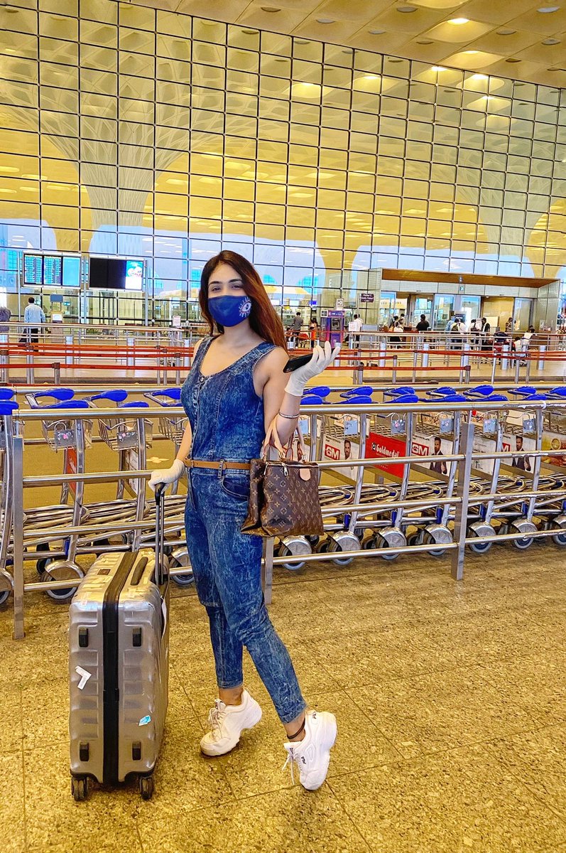 Nehhaamalik's tweet photo. First Flight ✈️ Post Lockdown (Unlock Phase 1) ... New Normal Life’s Airport Look .. MASK 😷 GLOVES 🧤 ON 👍👍
#unlockphase1 #lockdown #covid19 #firstflight #mumbaiairport #csia #safetravel #mask #gloves #NewNormal #newnormal2020 #maskon #gloveson #coronavirus #airportlook https://t.co/MAVnLrFWcv