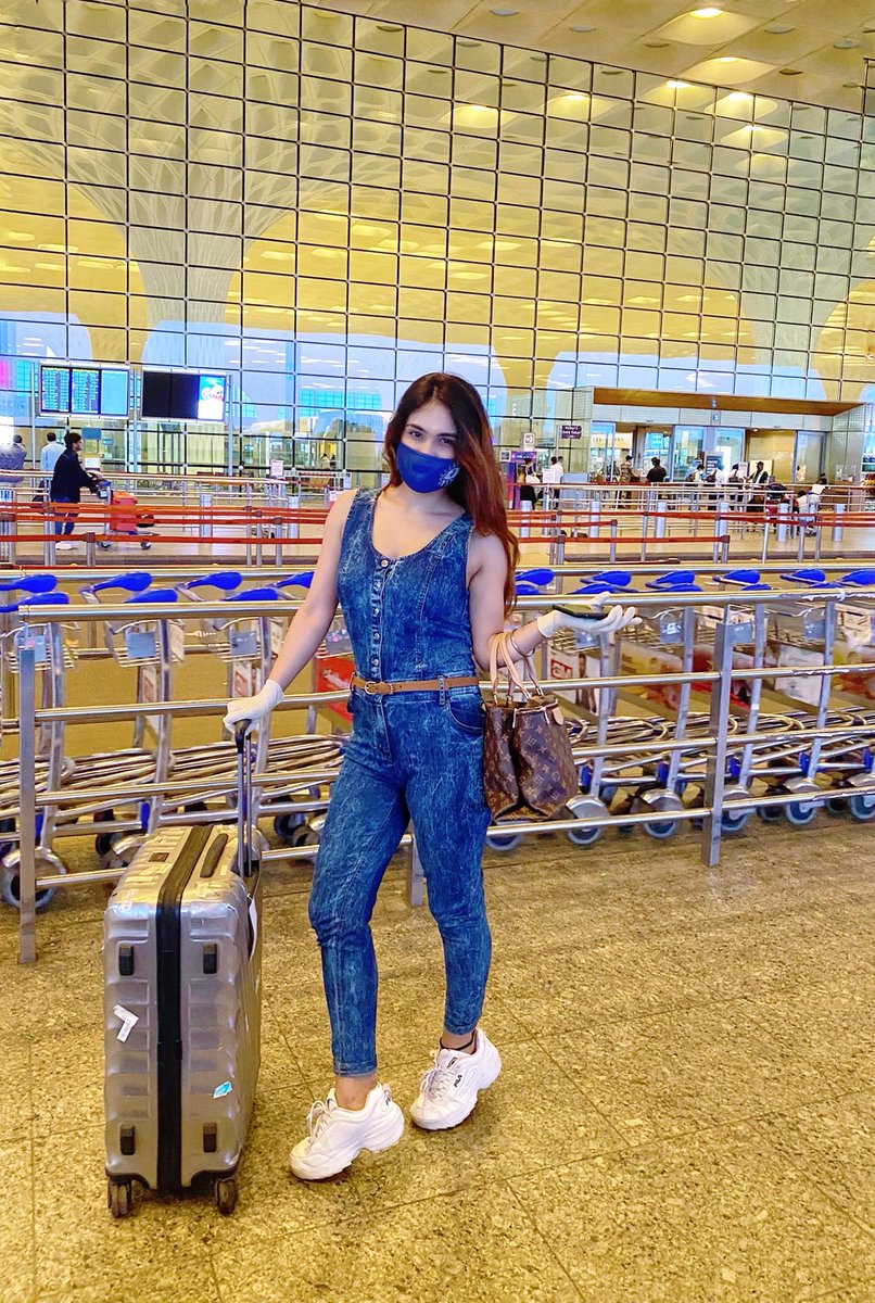 Nehhaamalik's tweet photo. First Flight ✈️ Post Lockdown (Unlock Phase 1) ... New Normal Life’s Airport Look .. MASK 😷 GLOVES 🧤 ON 👍👍
#unlockphase1 #lockdown #covid19 #firstflight #mumbaiairport #csia #safetravel #mask #gloves #NewNormal #newnormal2020 #maskon #gloveson #coronavirus #airportlook https://t.co/MAVnLrFWcv