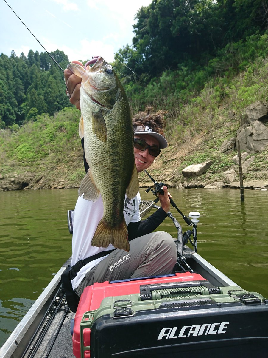 yudai_fishing_t's tweet photo. 高山ダム夏の陣
アルカンセプロトロッド縛り釣行🎣
普段使ってる現行モデルがボート上に無いとなんか不安(笑)
それでもロッド縛りならではの新たなる発見もできたりして楽しく釣っていきました😃
#伊藤雄大 #ZPI #プロアングラー #アルカンセ #プロトロッド #65ML #64L #68MH #66MST #高山ダム https://t.co/VtD5YF298p