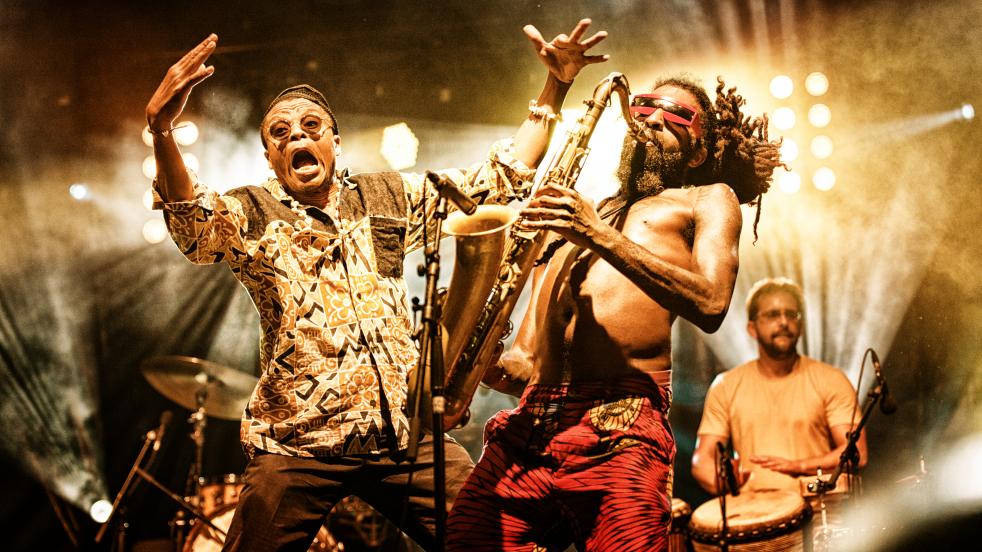 RFIMusique's tweet photo. 📰 Depuis plus de deux décennies, l’afro brass band français sévit avec son #afrobeat nigérian tonitruant ! Rassemblant dix frangins et une frangine, Swala Emati, #LesFreresSmith sont de retour avec "Mutation". Rencontre avec Fab Smith >>> https://t.co/7vmw8AbD86 https://t.co/MP20qeoVb2