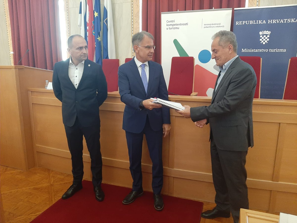 CappelliGari's tweet photo. Ravnatelju Ugostiteljsko-turističke škole Osijek Blašku Menalu, uručio sam ugovor vrijedan 71,5 milijuna kuna za regionalni centar kompetentnosti u ugostiteljstvu i turizmu, što je pozdravio i župan Ivan Anušić. https://t.co/gzV6gon19d