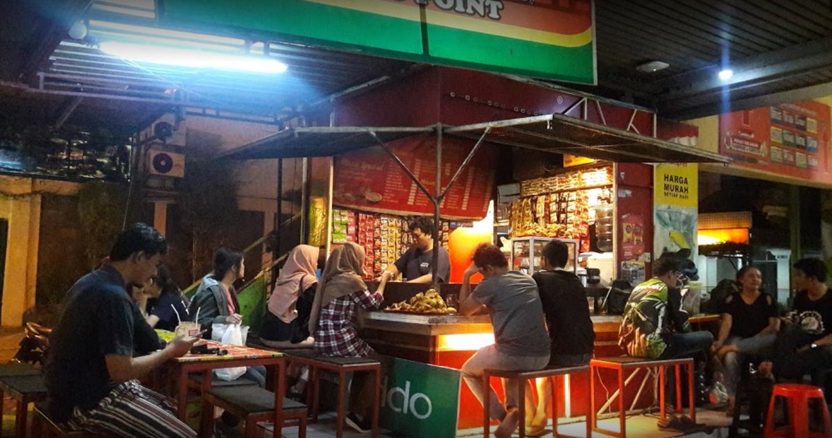 Sobat Platinum buka botol Smirnoff dibagi 6 orang pasti kenal dengan burjo mas Agus. Yak burjo yang terletak di depan Giant jalan solo ini punya menu nasi kulit yang renyah remuk pasrah. Biasanya rame banget pas malem dan kalau beruntung akan dapet drama klasik depan klub.