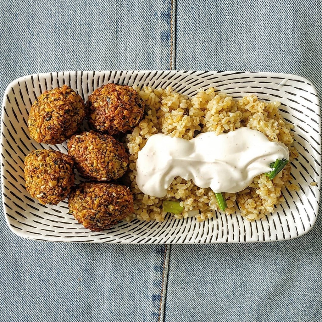 dehornedunikorn's tweet photo. Falafel és bulgur. A falafel az egyik kedvenc közel-keleti ételem. Neked mi a kedvenc kajád?
.
. .
.
.
#foodphotography #falafel #healthycooking #foodporn #foods #fastfood #falafels #veganfalafel #dinner #cooking #foodpic #cookingram #falafelbowl #falafe… https://t.co/TBPYRP9xTs https://t.co/ym4BqBnD1C