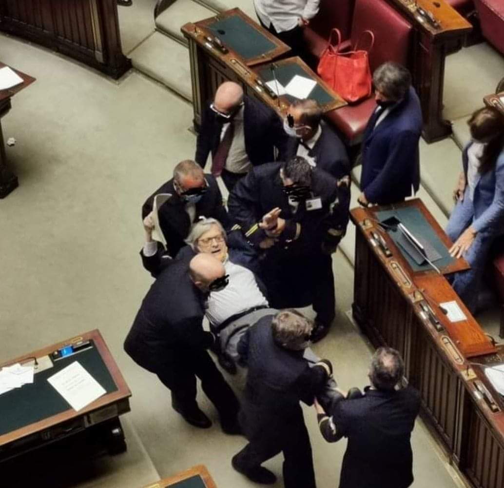 Quando dovrò spiegare la differenza tra essere colto ed essere intelligente #Sgarbi