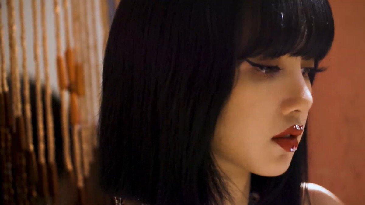 LISANATIONS_'s tweet photo. [ADMIN] Lisa from #HYLT’s M/V behind the scenes video. 
#BLACKPINK_HowYouLikeThat #HowYouLikeThatIsHere 
#블랙핑크_HYLT_컴백_축하해
@ygofficialblink https://t.co/oSGE6KL7Fj
