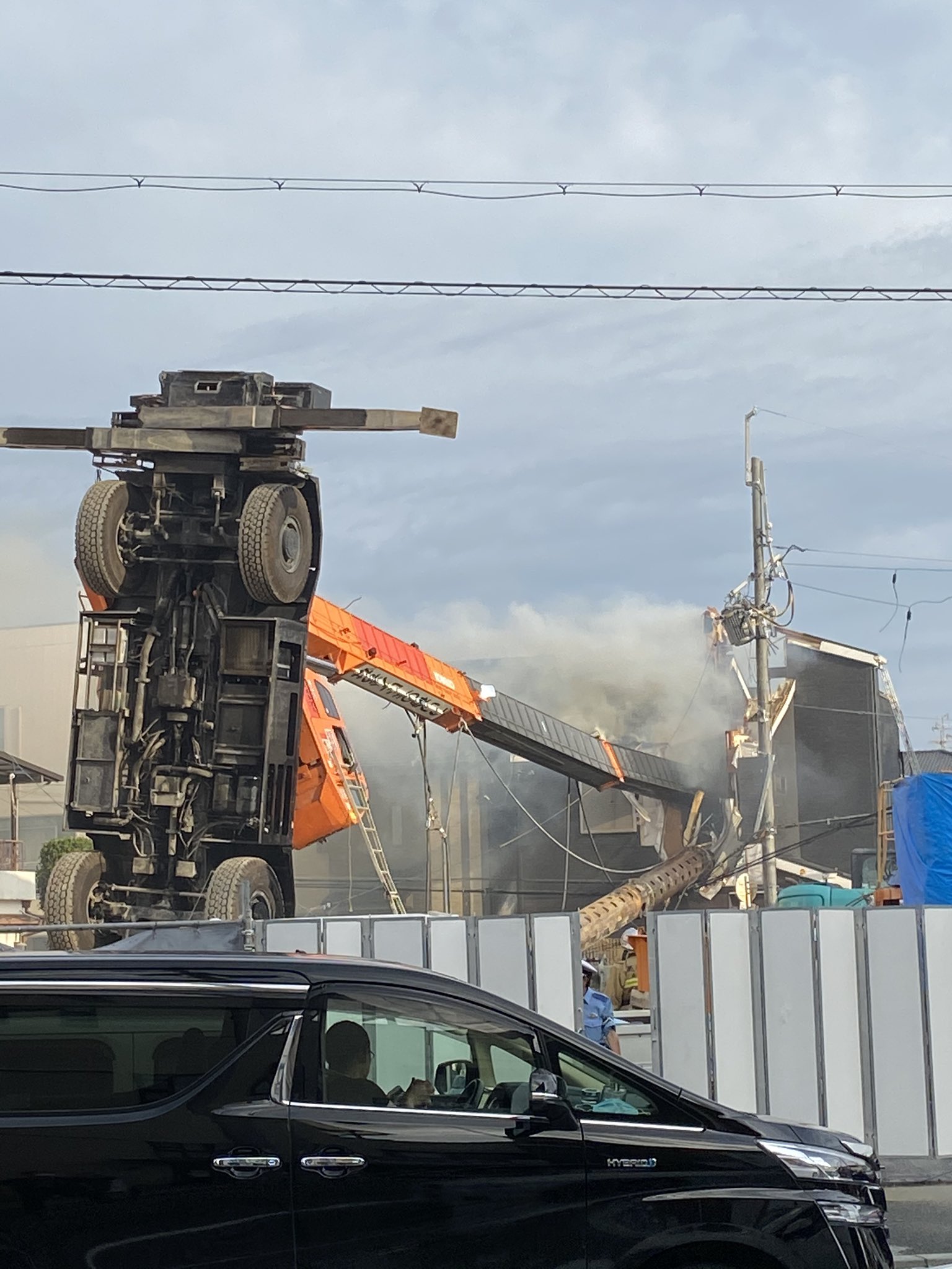 高槻市南松原町でクレーン車が横転し住宅に直撃している画像