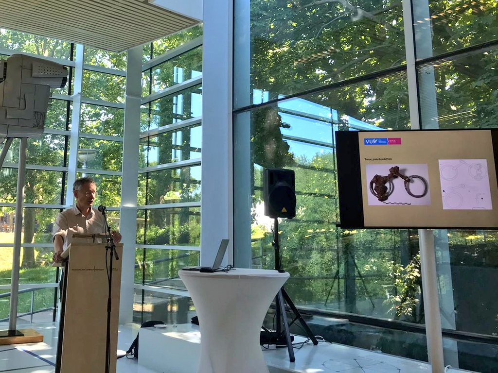 VU_FGW's tweet photo. LIVE: VU-hoogleraar archeologie Nico Roymans vertelt het verhaal in Museum 't Valkhof in Nijmegen achter het bijzondere Wagengraf uit de 5e eeuw v. Chr. Na 11 uur staat alle informatie uit de persconferentie ook online! #wagengraf https://t.co/afRIp76RM7