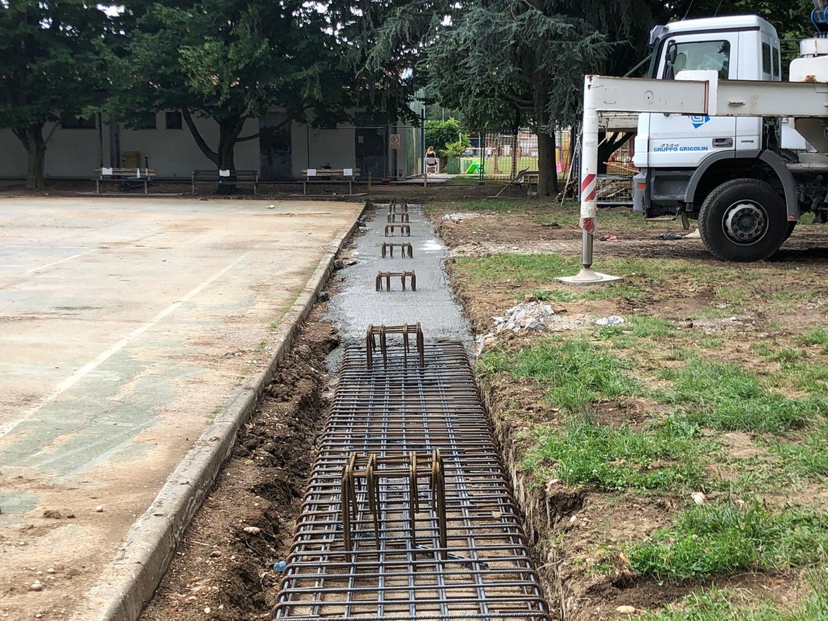 LuigiBrugnaro's tweet image. #CantieriInCittà 🚧 | Al centro sportivo Montessori di #Chirignago si preparano le fondamenta della nuova copertura della pista da pattinaggio. 
👉🏻 Una #struttura che permetterà agli sportivi di allenarsi anche d’inverno e in caso di maltempo.