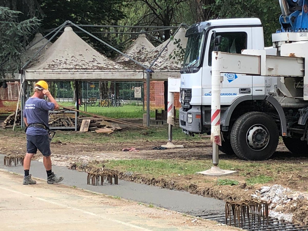LuigiBrugnaro's tweet image. #CantieriInCittà 🚧 | Al centro sportivo Montessori di #Chirignago si preparano le fondamenta della nuova copertura della pista da pattinaggio. 
👉🏻 Una #struttura che permetterà agli sportivi di allenarsi anche d’inverno e in caso di maltempo.