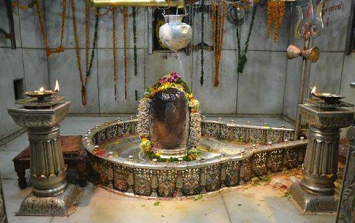 In Bharatvarsh we had these since lakh of years however it was precisely mentioned in Panchsiddhantika and SuryaSiddhanta by our Rishis.There was a small hole in the vessel for water to enter the vessel and sink into the water in a bell.