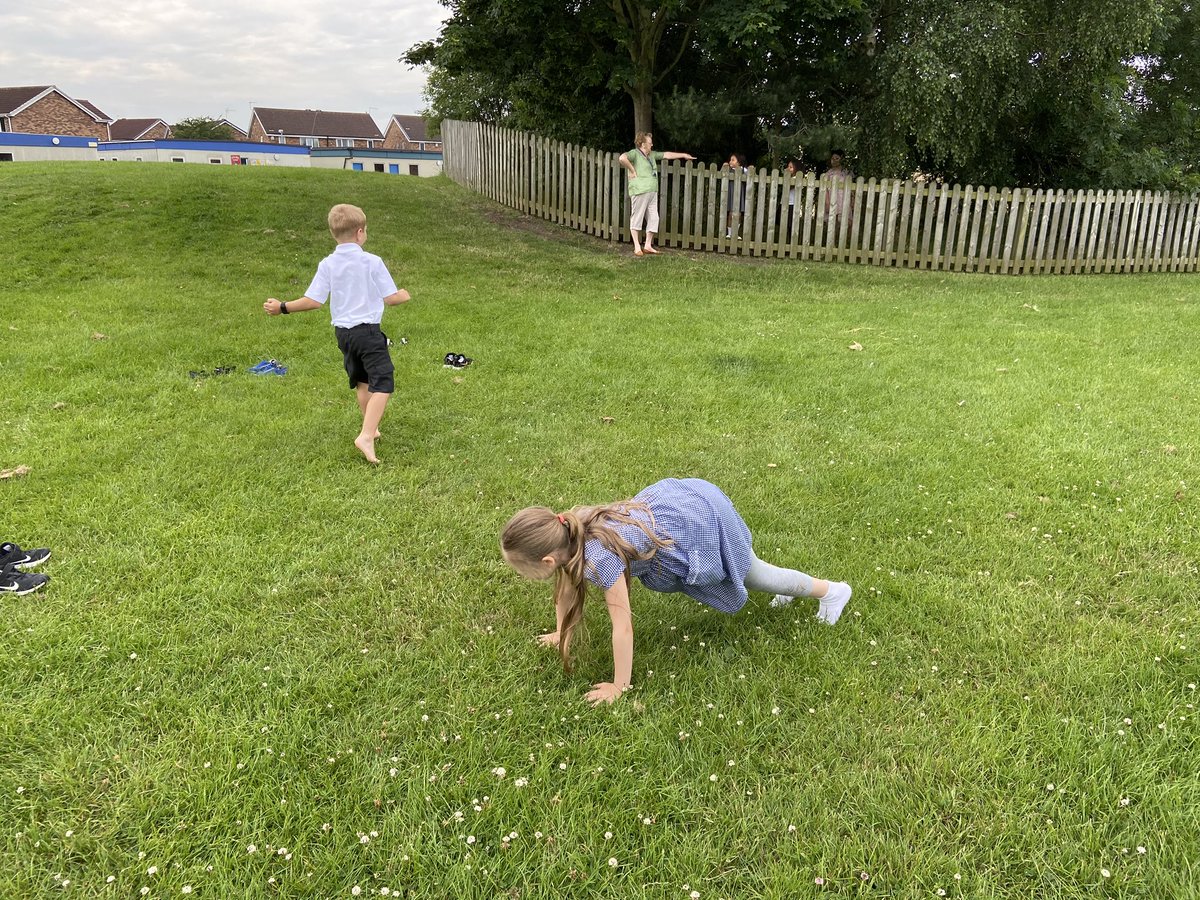 MandleMrs's tweet photo. Orange bubble have gone burpee mad for today’s challenge.#KeepLakesideMoving @MrsJHadfield @MrClarkPE2 https://t.co/HDyXvoOqCp