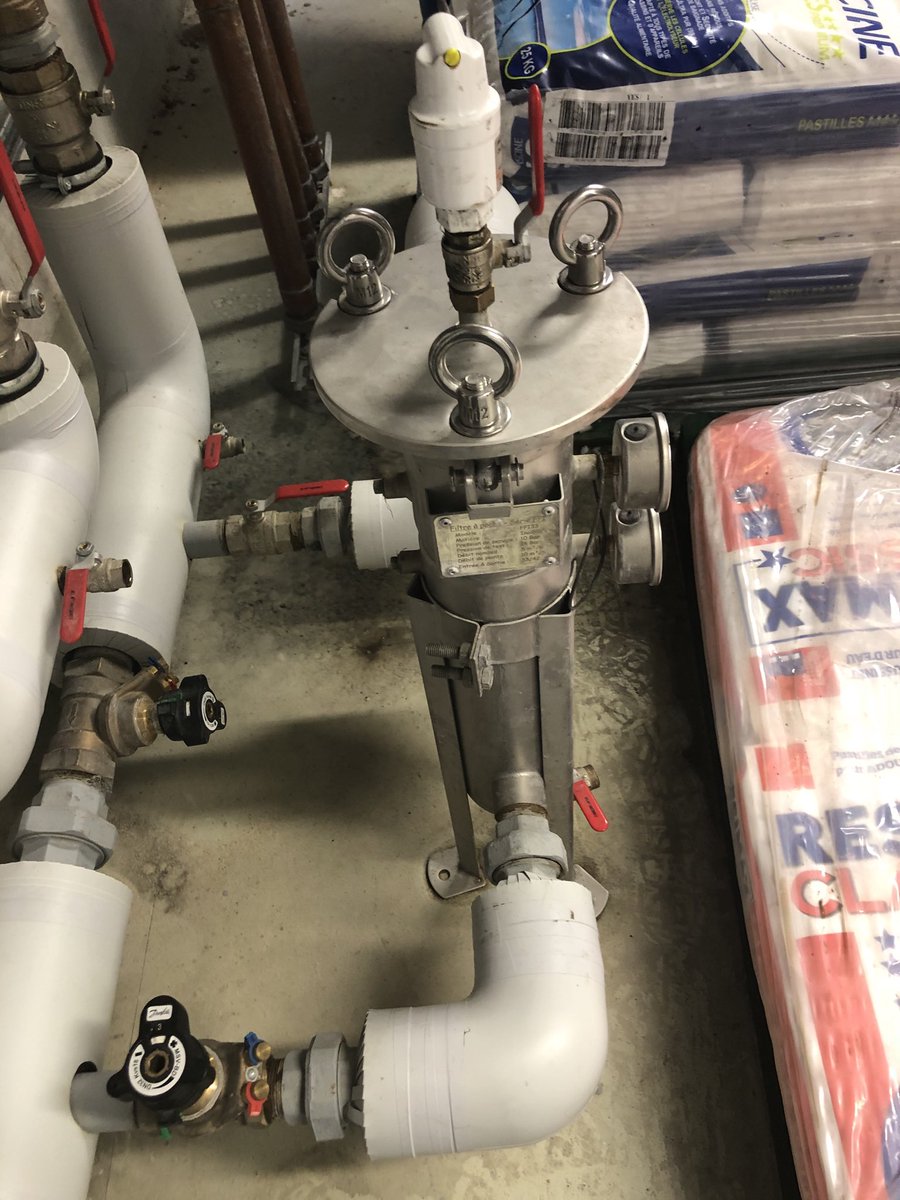 MaximeSentinel's tweet photo. #onOubliePas 

Le pot à boue / filtre magnétique ne traite que la conséquence de l’embouage et non sa cause ! Il est un complément du traitement de l’eau de chauffage mais pas son remplaçant ! 

#VendrediSentinel
#sentinel
#desembouage
#chaufferie 
#potaboue 
⁦@SentinelFR⁩ https://t.co/m405sALIW6
