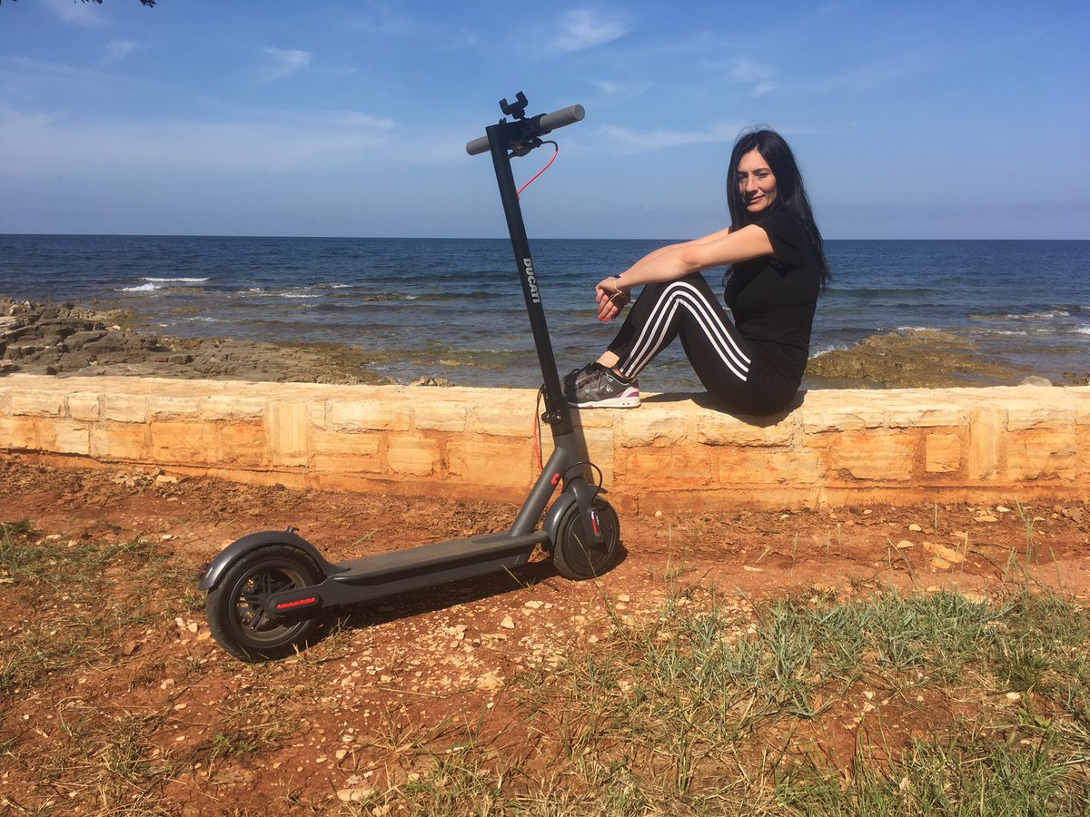 Un mezzo troppo cool, pratico e divertente! Su Youtube la prova youtu.be/VXOxmUQstjU #ducati #monopattinoelettrico #escooter #monopattino #emonopattino #paolabuonacara #ducatimotor