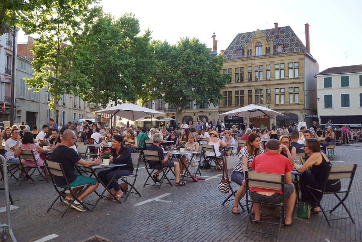 VilledeRoanne's tweet photo. 💃🔥Dans une ambiance très conviviale, le groupe Cocktail Flamenco a lancé hier soir la nouvelle saison des #JeudisLive de la @VilledeRoanne. Et quel plaisir de vous retrouvez ! Rendez-vous jeudi 2/07, place du marché à 19h, avec Monsieur Emilie. #FestivEte #Roanne #RoanneBouge https://t.co/pm6xcNnLv0