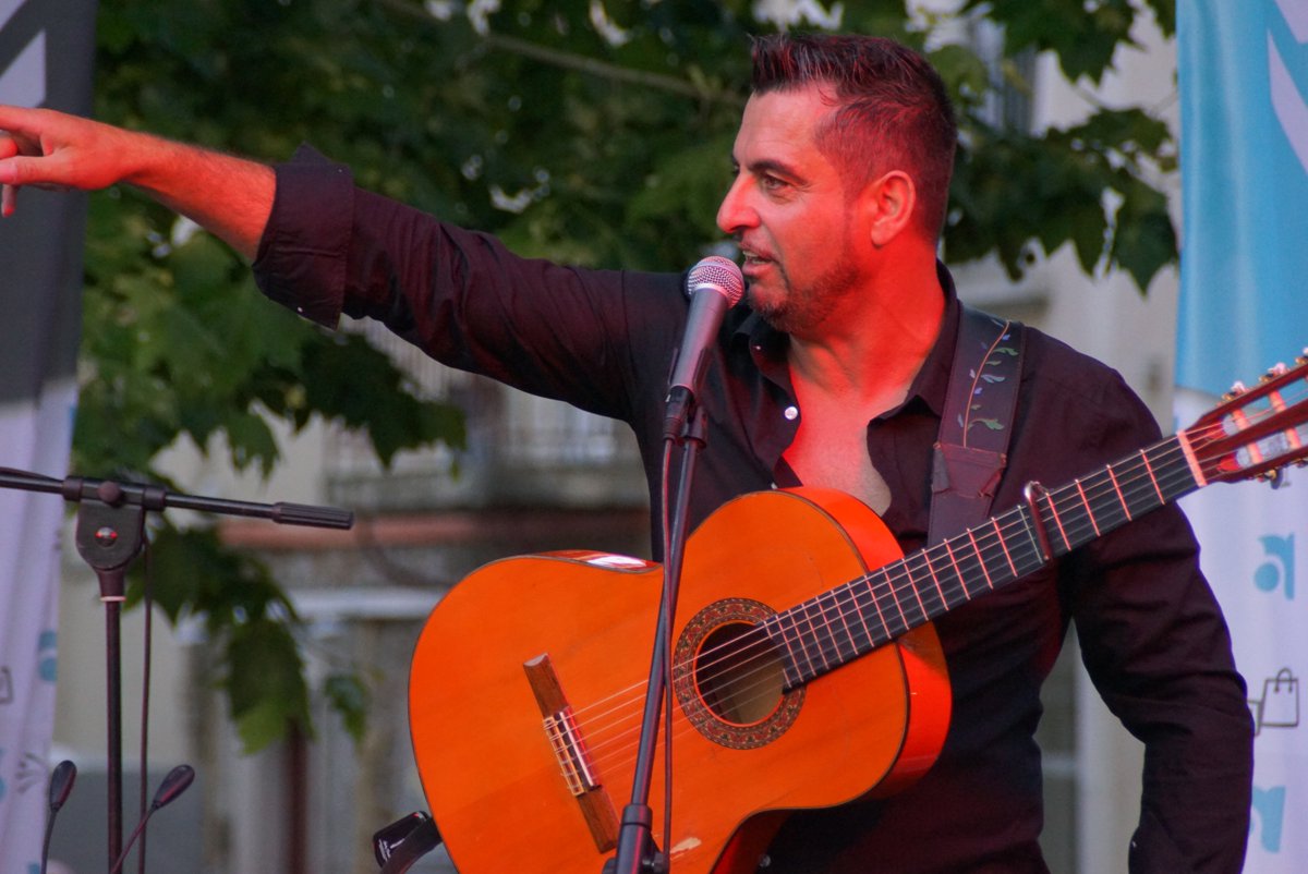 VilledeRoanne's tweet photo. 💃🔥Dans une ambiance très conviviale, le groupe Cocktail Flamenco a lancé hier soir la nouvelle saison des #JeudisLive de la @VilledeRoanne. Et quel plaisir de vous retrouvez ! Rendez-vous jeudi 2/07, place du marché à 19h, avec Monsieur Emilie. #FestivEte #Roanne #RoanneBouge https://t.co/pm6xcNnLv0