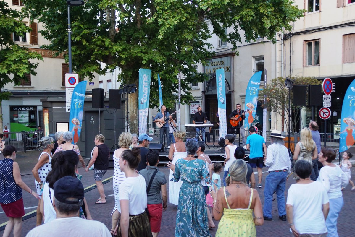 VilledeRoanne's tweet photo. 💃🔥Dans une ambiance très conviviale, le groupe Cocktail Flamenco a lancé hier soir la nouvelle saison des #JeudisLive de la @VilledeRoanne. Et quel plaisir de vous retrouvez ! Rendez-vous jeudi 2/07, place du marché à 19h, avec Monsieur Emilie. #FestivEte #Roanne #RoanneBouge https://t.co/pm6xcNnLv0