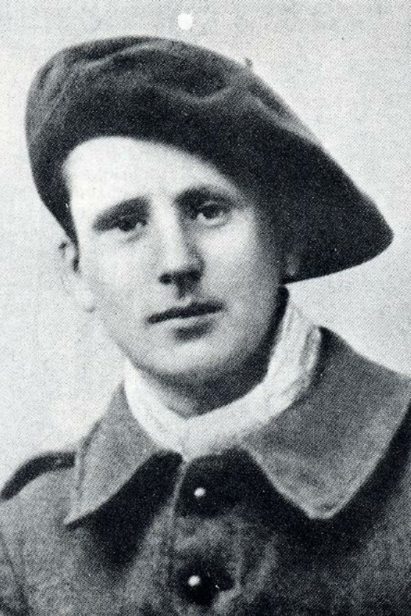 Claude Lerude, routier-scout Catholique fervent et chef enthousiaste, il assure des missions secrètes pour la Résistance, puis, chargé du recrutement et de l'organisation du Corps-Franc "Vengeance" autour d'Orléans, il rayonne sur cinq départements, déporté mort pour la France .