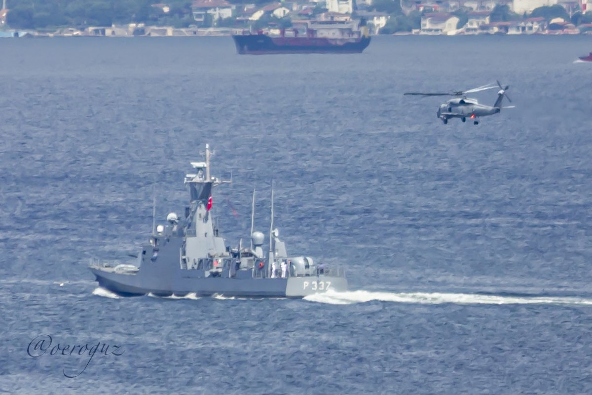 OguzEroguz1's tweet photo. #TurkishNavy's #KılıçClass fast attack craft #P337 #TCGAtak #DenizlerinKorkusuzSavaşcısı &amp; @Sikorsky
 S-70B-28 #Seahawk https://t.co/qAWSovR4jw