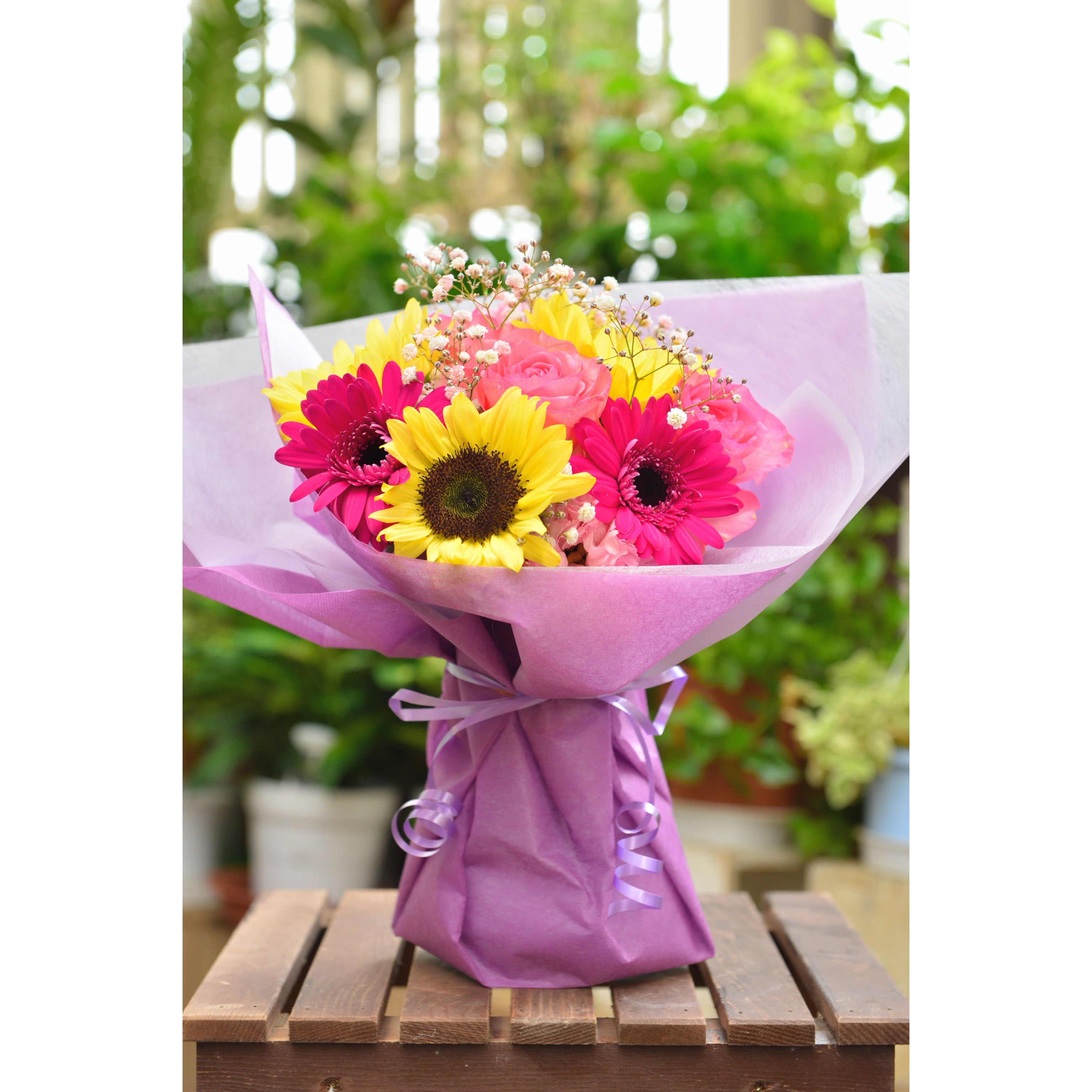 いわい生花 そのまま飾れるスタンディングブーケ 全６種類の中から４種類目 黄色とピンクが鮮やかで元気が元気が出る色合いですね ひまわりとロマンチックかすみ草をベースにアレンジしました ピンクのガーベラ ピンクのバラ ロマンチック