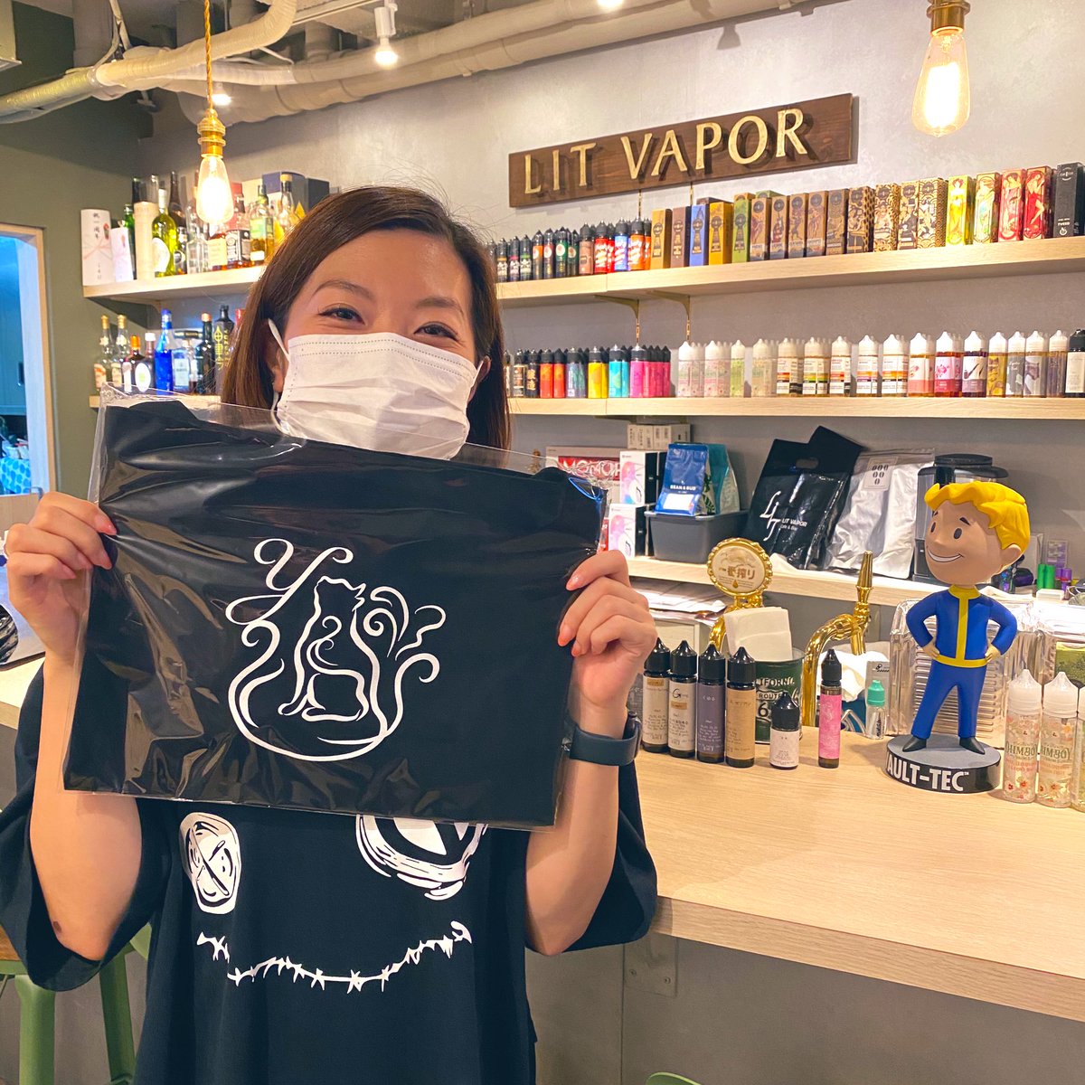 Yailabo_shop's tweet photo. 本日から公式サイトでサコッシュ販売となりました😆
北雲工房様の先行販売に続き、LIT VAPOR様にも少量置かせていただくことになりましたので、直接ご購入されたい方はぜひ✨
ご近所のvape store blu様のちあきさんもお買い上げいただきました😍❤️
https://t.co/ysfgTSr1UD

#yailabo #blu #litvapor https://t.co/GfnTFJ68tW