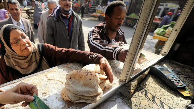 رفع سعر رغيف الخبز المدعم.. حقيقة أم شائعة؟ - https://t.co/oCoHfdNrZH
نفى المركز الإعلامي لمجلس الوزراء ما تردد من انباء عن رفع سعر رغيف الخبز المدعم بعد تطبيق منظومة بيع القمح النقدي الجديدة بدايةً من يوليو القادم.
وأوضح المركز الإعلامي في تقرير توضيح الحقائق الصادر الي... https://t.co/VMsly7eZo5