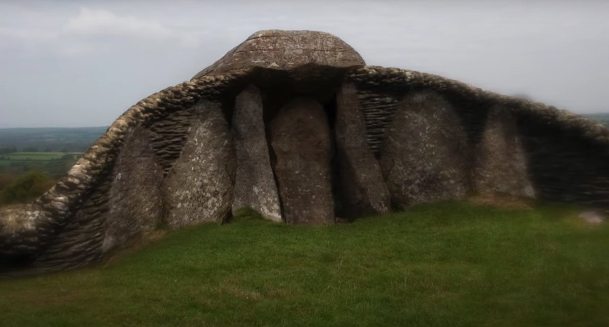 There are two theories to the standing stones:The stones form the entrance to a tomb - covered by a vast 30m (100ft) turf and stone mound.Burials may have taken place within the chamber, which would be re-used many times.However, no bone fragments have been found…